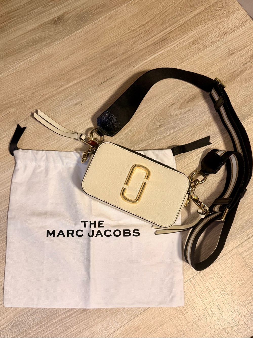 Marc Jacobs Snapshot Crossbody with Branded Black Strap - Picture 4 of 15